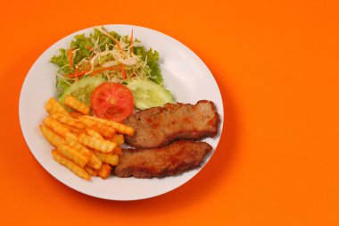 Izgara biftek ve patates kızartması Tay tarzında