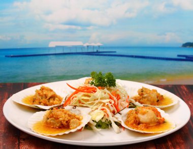 fırında kabuklu deniz ürünleri