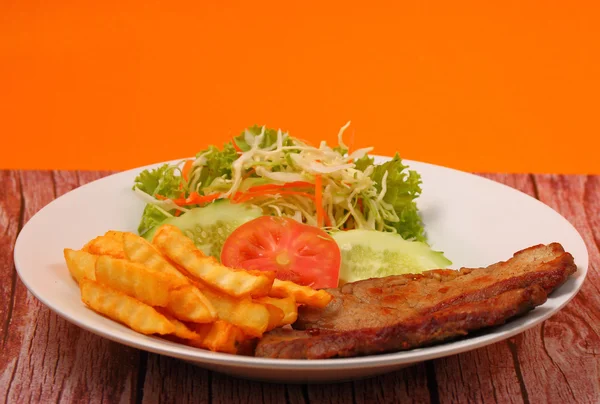 Carne a la parrilla y papas fritas estilo tailandés —  Fotos de Stock