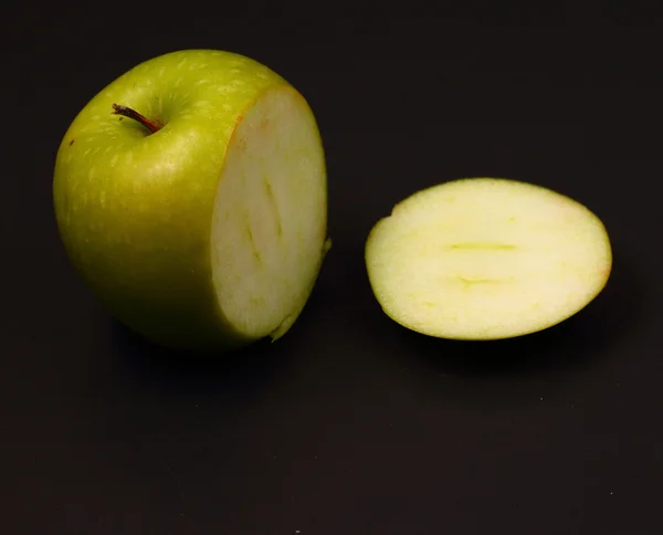Изолированное зелёное яблоко — стоковое фото