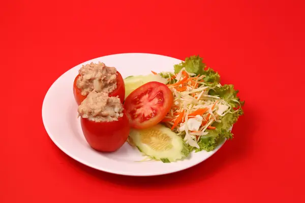 Thunfisch im Tomatensalat — Stockfoto