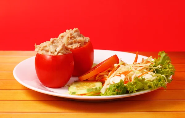 Thunfisch im Tomatensalat — Stockfoto