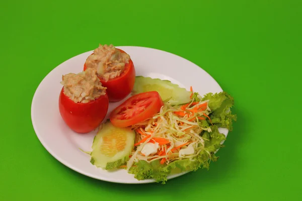 Thunfisch im Tomatensalat — Stockfoto