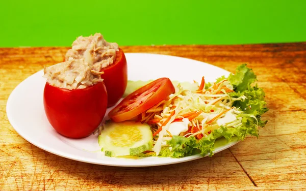 Thunfisch im Tomatensalat — Stockfoto