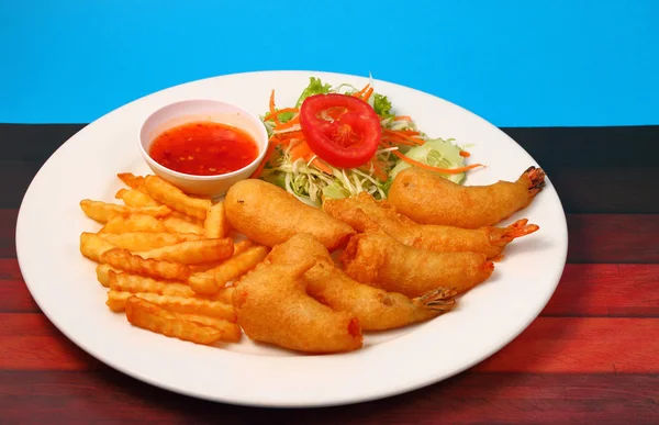 Prawns in crispy batter and salad — Stock Photo, Image