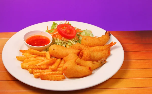 Prawns in crispy batter and salad — Stock Photo, Image