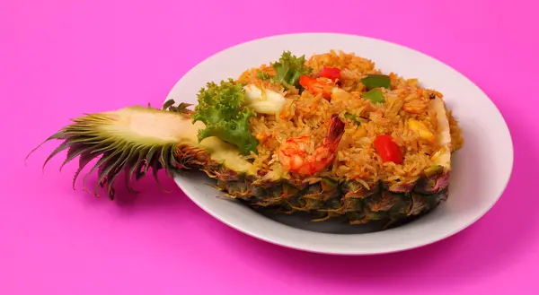 Riz cuit au four et fruits de mer à l'ananas — Photo
