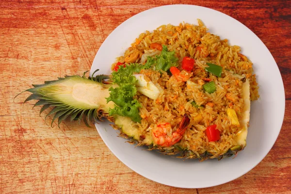 Arroz al horno y mariscos en piña —  Fotos de Stock