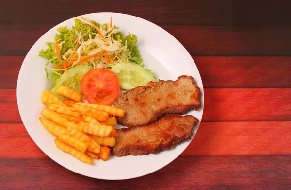 Carne grelhada e batatas fritas estilo tailandês — Fotografia de Stock