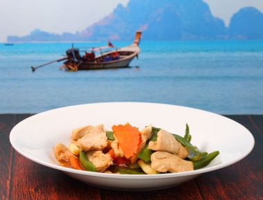 Tay tavuk ve çalı fasulyesi