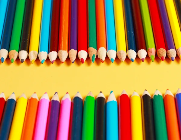En visning af farvede blyanter - Stock-foto