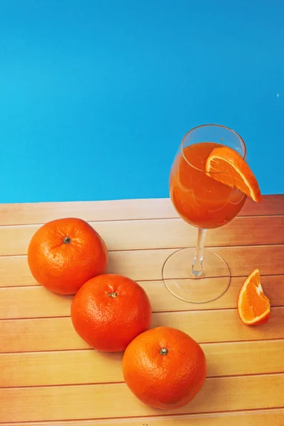 Jus d'orange verre aux oranges — Photo