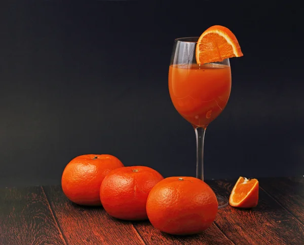 Jus d'orange verre aux oranges — Photo