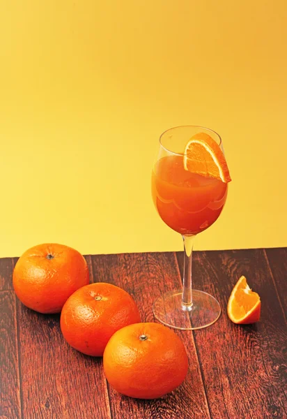 Orange juice glass with oranges — Stock Photo, Image