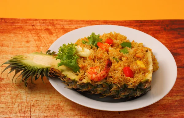 Arroz al horno y mariscos en piña —  Fotos de Stock