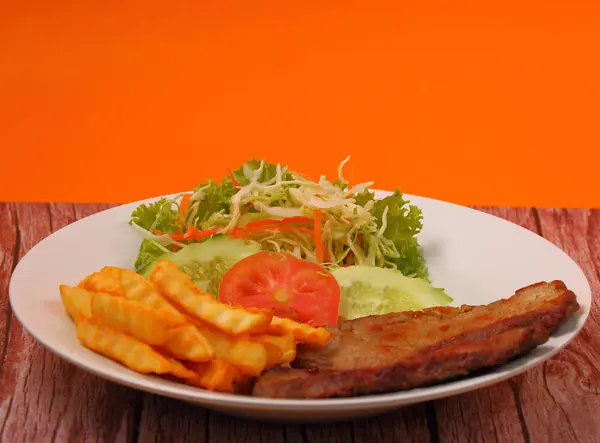 Z grilla wołowiny i frytki stylu tajskim — Zdjęcie stockowe