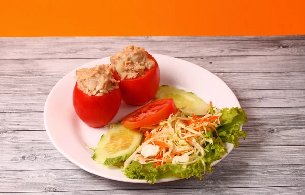 Thunfisch im Tomatensalat — Stockfoto