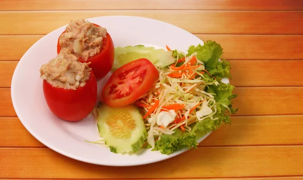 Thunfisch im Tomatensalat — Stockfoto