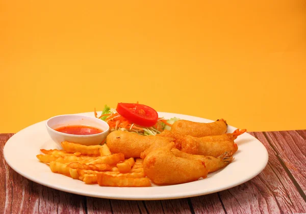 Prawns in crispy batter and salad — Stock Photo, Image