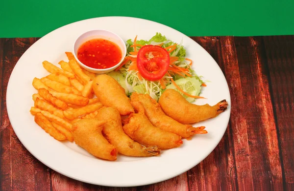 Gambas en masa crujiente y ensalada — Foto de Stock