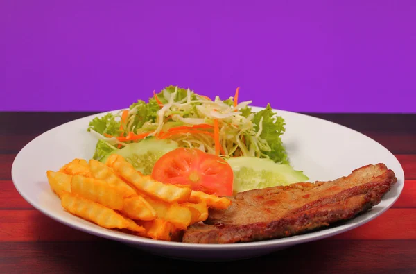 Carne a la parrilla y papas fritas estilo tailandés —  Fotos de Stock