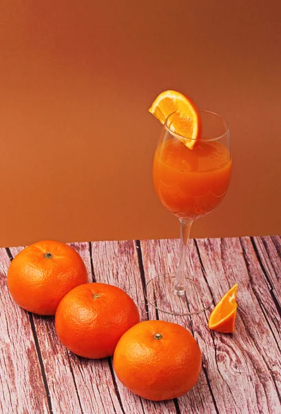 Vidro de suco de laranja com laranjas — Fotografia de Stock