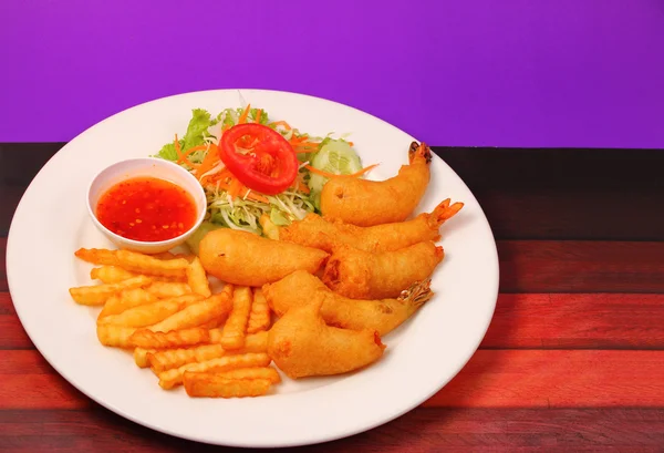 Prawns in crispy batter and salad — Stock Photo, Image