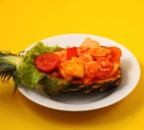 Camarão doce e azedo em estilo tailandês abacaxi — Fotografia de Stock