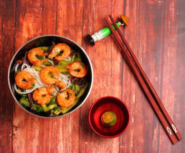 Vietnamca karides pho çorbası