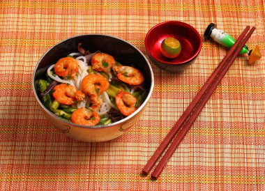 Vietnamca karides pho çorbası