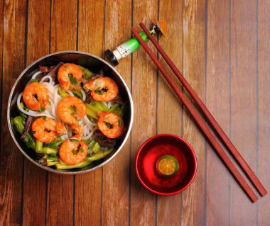 Vietnamca karides pho çorbası