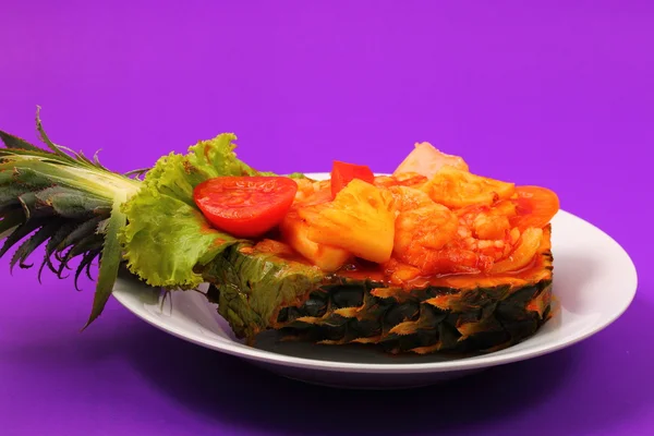 Sladkokyselé krevety v thajském stylu ananas — Stock fotografie
