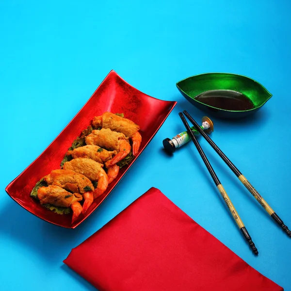 Smažené krevety a vepřových kotoučích — Stock fotografie