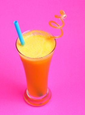 Bardakta ananas suyu