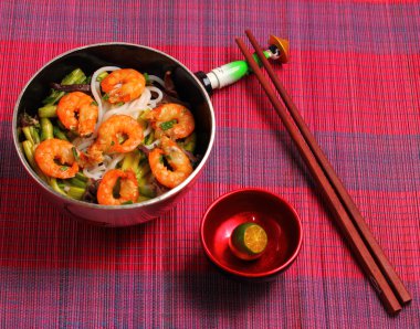 Vietnamca karides pho çorbası