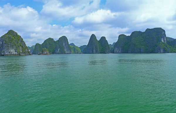 Cat ba islands and rock formations — Stock Photo, Image