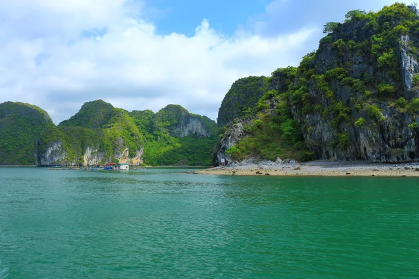 Cat ba islands and rock formations — Stock Photo, Image