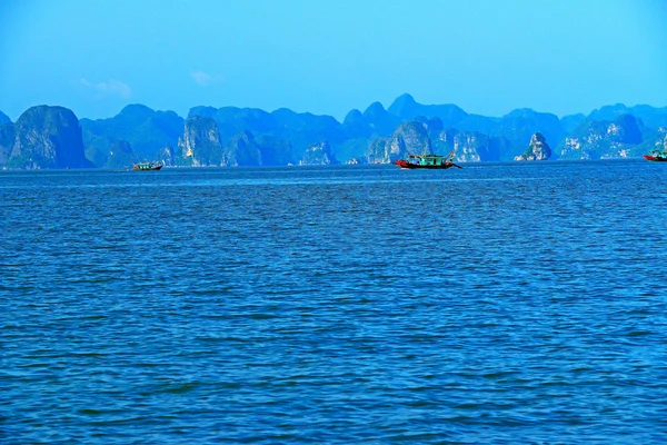 Formazioni rocciose e isole da ha lunga spiaggia baia Vietnam — Foto Stock