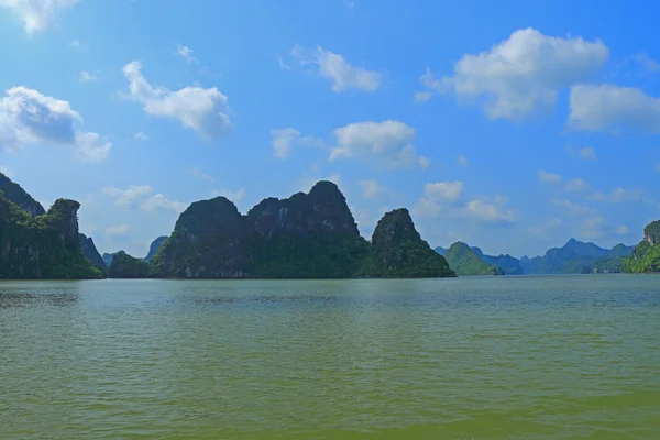 Cat ba ilhas e formações rochosas vietnam — Fotografia de Stock