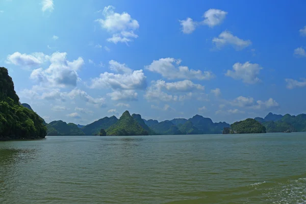 Cat ba ostrovy a skalní útvary vietnam — Stock fotografie
