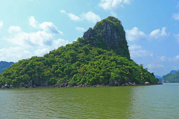 Kedi ba Adaları ve kaya oluşumları vietnam — Stok fotoğraf