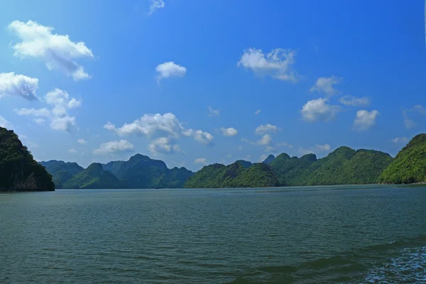 Cat ba ilhas e formações rochosas vietnam — Fotografia de Stock