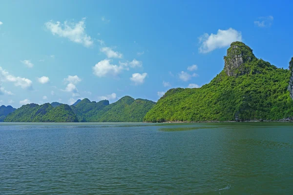 Cat ba islands and rock formations vietnam — Stock Photo, Image