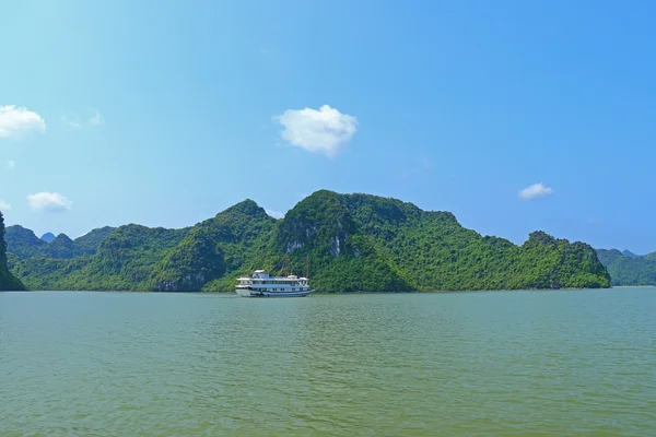 Cat ba islas y formaciones rocosas vietnam — Foto de Stock