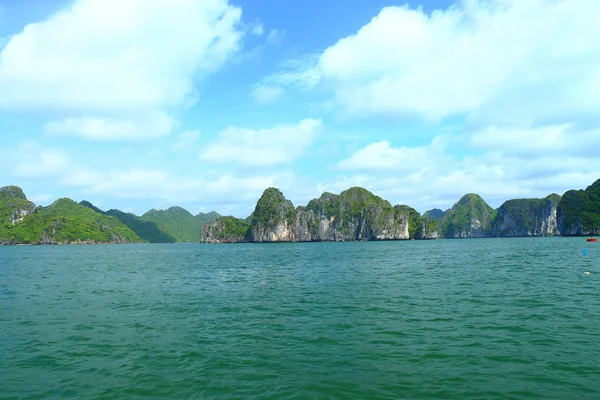 Cat ba islas y formaciones rocosas —  Fotos de Stock