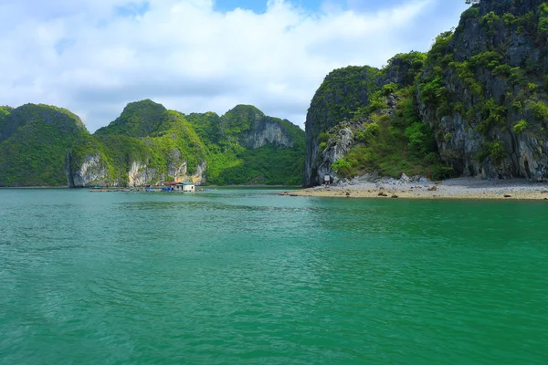 Cat ba islas y formaciones rocosas — Foto de Stock