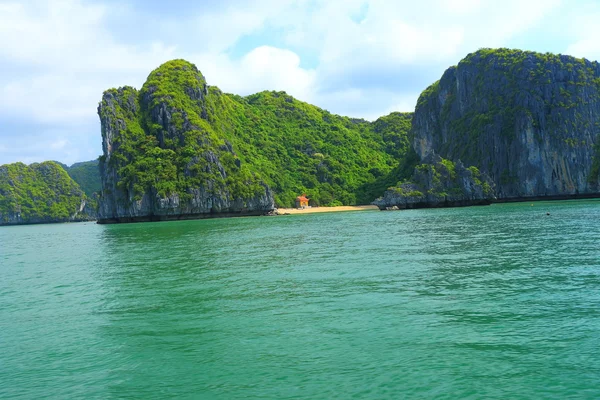 Cat ba îles et formations rocheuses — Photo