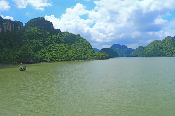 Cat ba et cat ca formations rocheuses — Photo