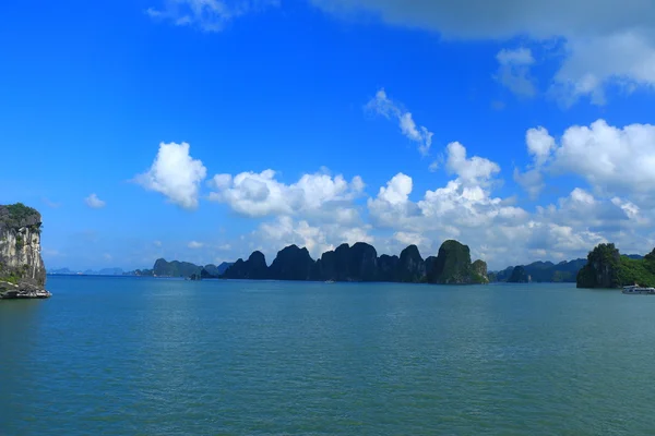 Cat ba and cat ca rock formations — Stock Photo, Image