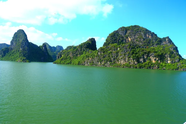 Cat ba et cat ca formations rocheuses — Photo